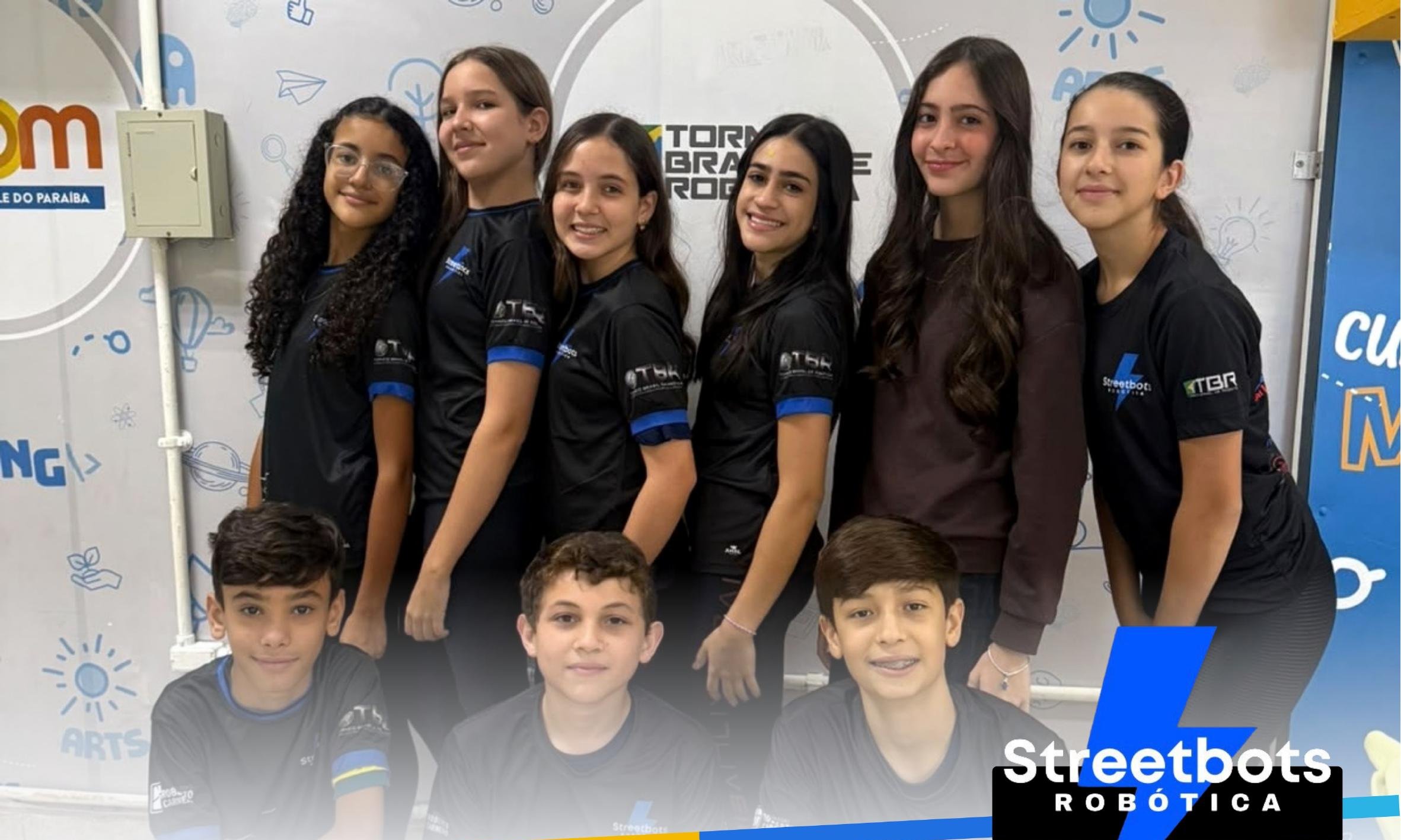 Integrantes da equipe Streetbots Robótica com camisetas da equipe